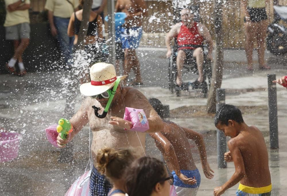 Un centenar de personas participan en la poalà, que se celebra en la plaza del Puente, en el Casco Antiguo de Alicante