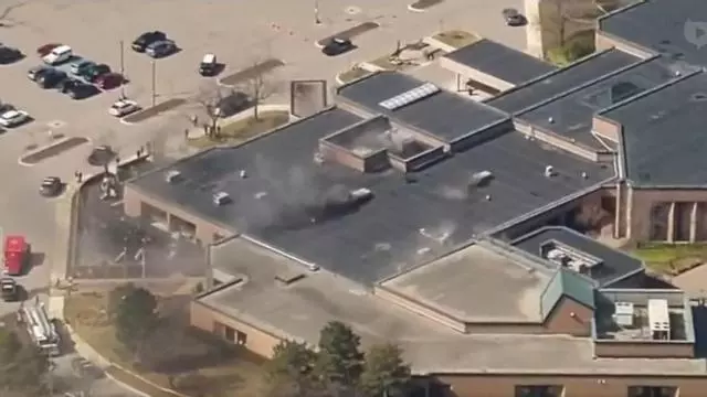 Abatido un hombre armado que embistió con su coche una sinagoga en Michigan