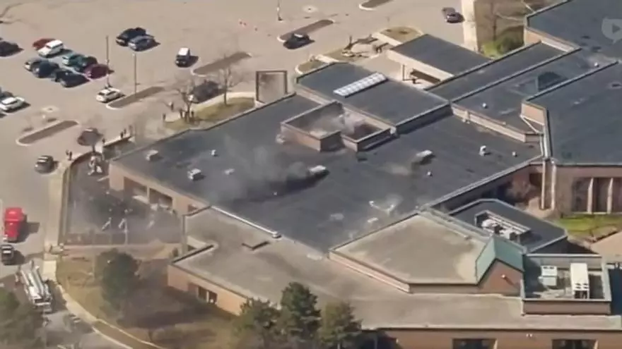 Abatido un hombre armado que embistió con su coche una sinagoga en Michigan