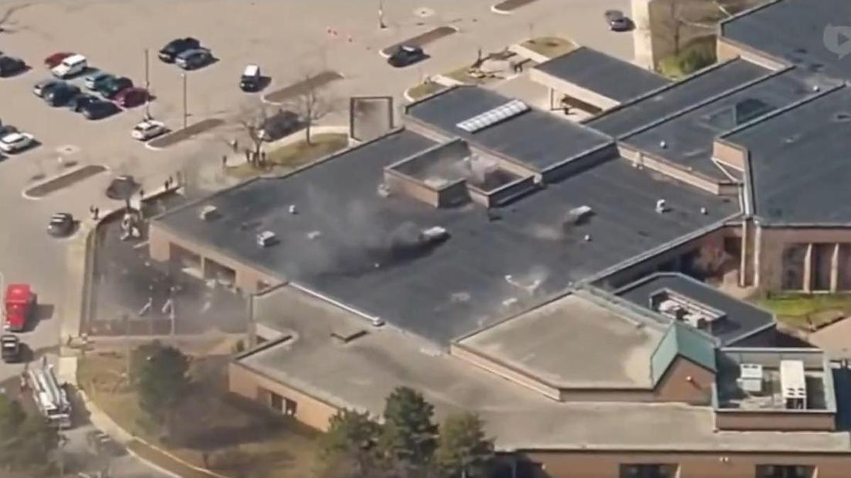 Abatido un hombre armado que embistió con su coche una sinagoga en Michigan