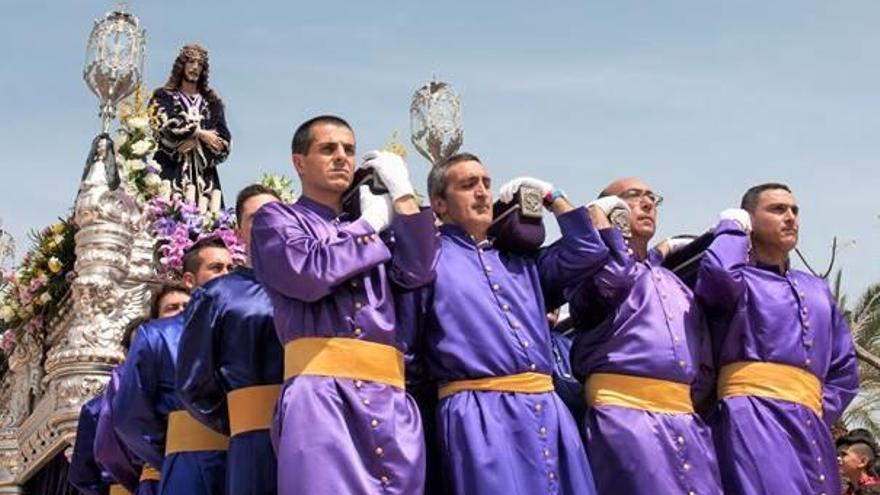 Los cofrades portan a Jesús Rescatado durante una de las procesiones de Crevillent.