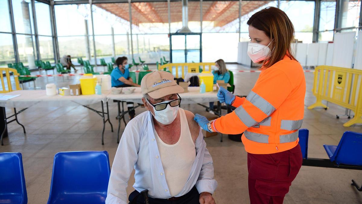 Un hombre recibe la tercera dosis frente al covid-19 en Plasencia.