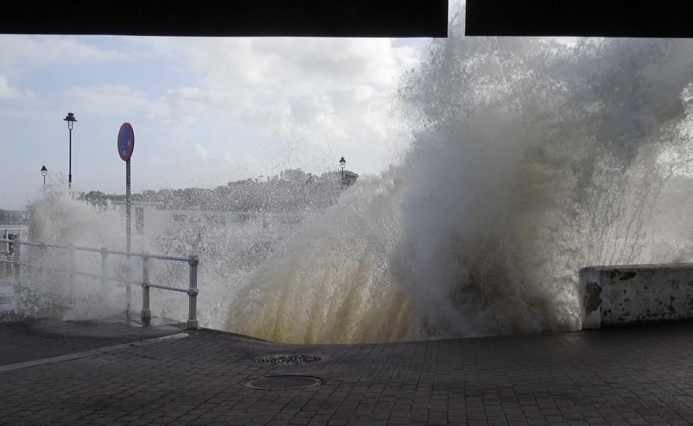 Fuerte oleaje en Luanco