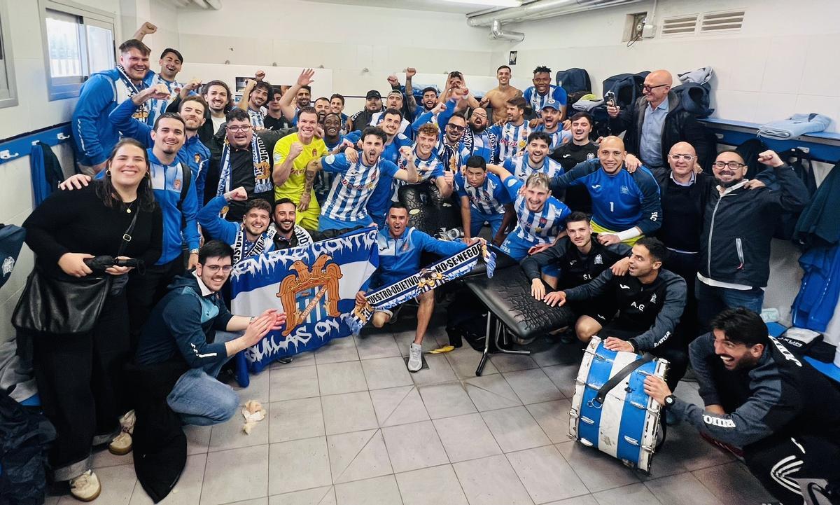 La plantilla del Águilas junto a sus aficionados celebrando el triunfo en Utebo.