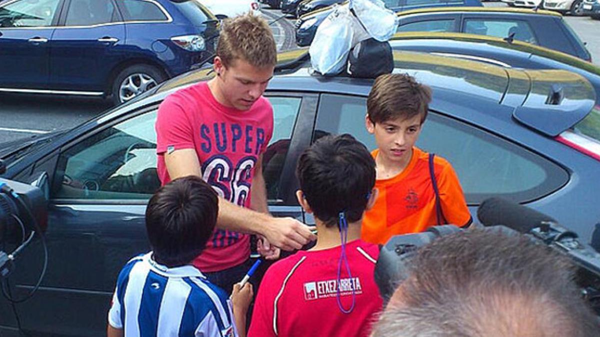 Illarramendi firma autógrafos a su llegada a las instalaciones de Zubieta