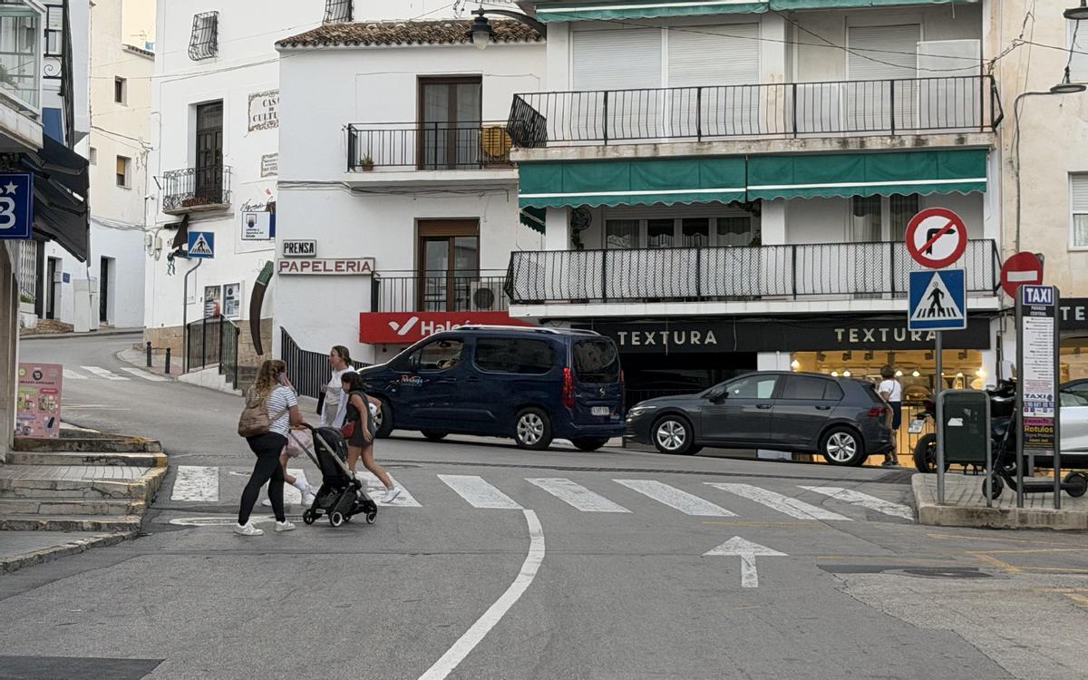 Cruce de la calle Pont de Montcau con la avenida Rei Jaume I.