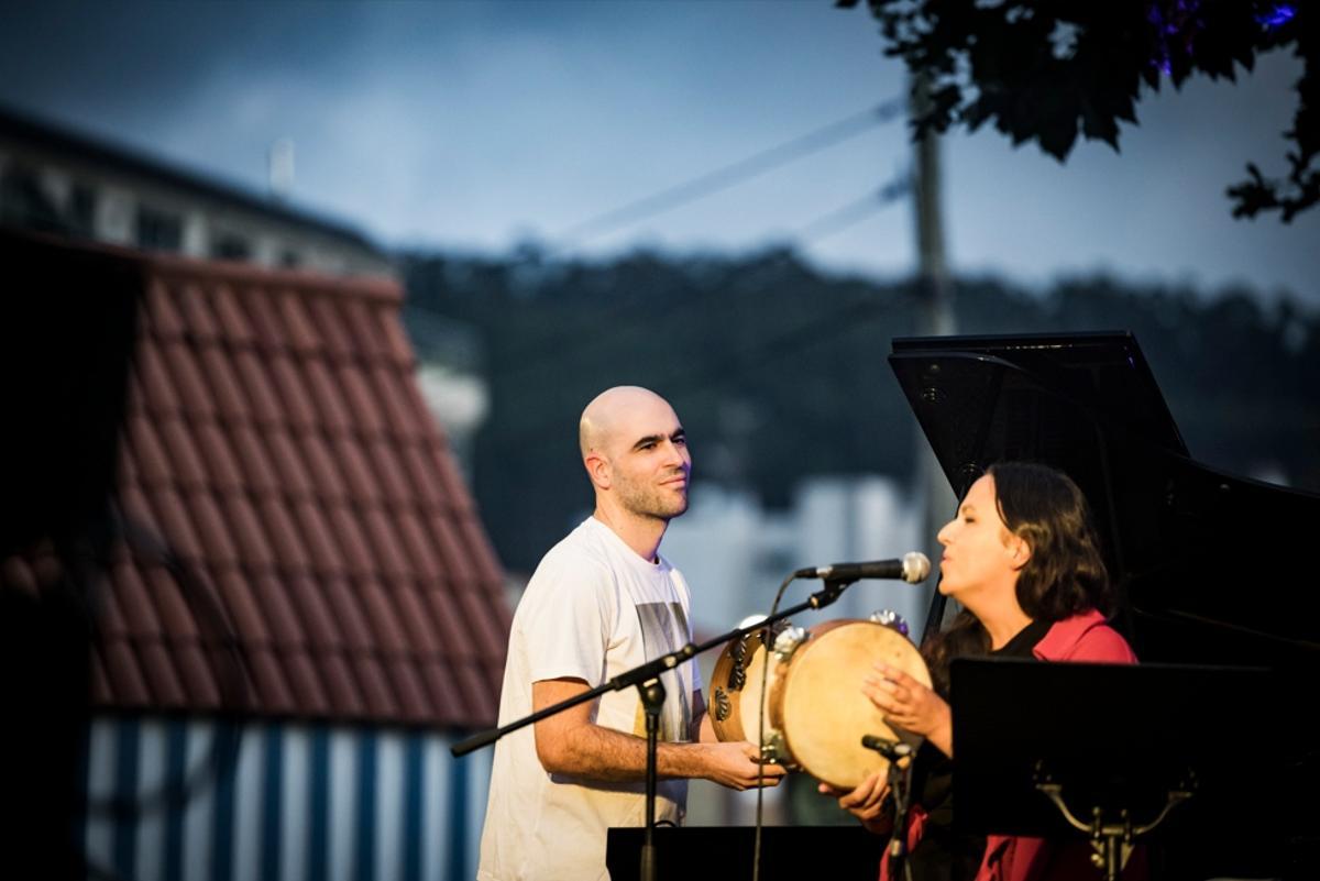 Xan Campos co piano e a pandeireta xunto coa cantante Faia Díaz, tamén coa pandeireta.
