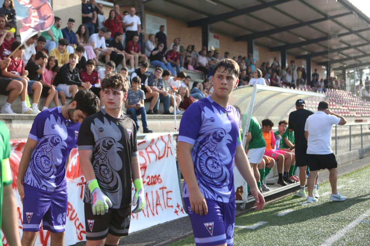 Los jugadores del juvenil, con la equipación.