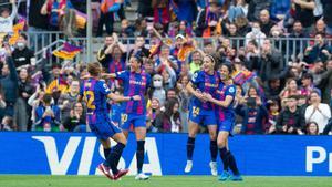 Las jugadoras, celebrando ante un Camp Nou abarrotado