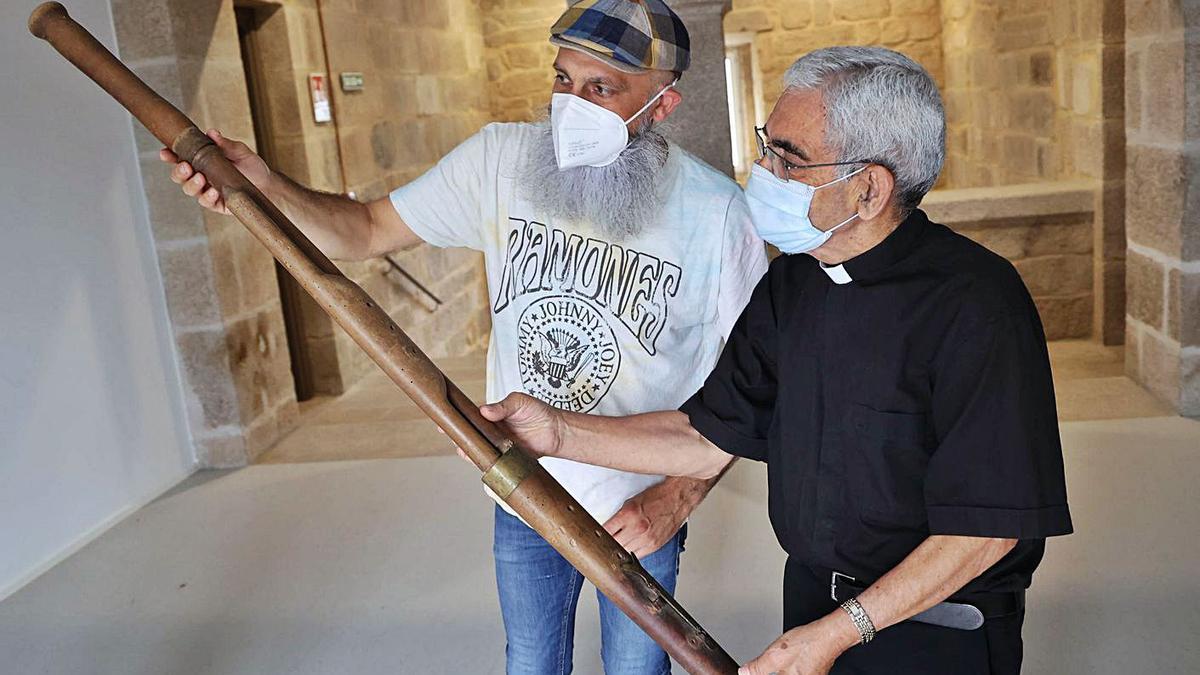 Oli Xiráldez y Avelino Bouzón, ayer con el fagot en el archivo de la Catedral tudense.   