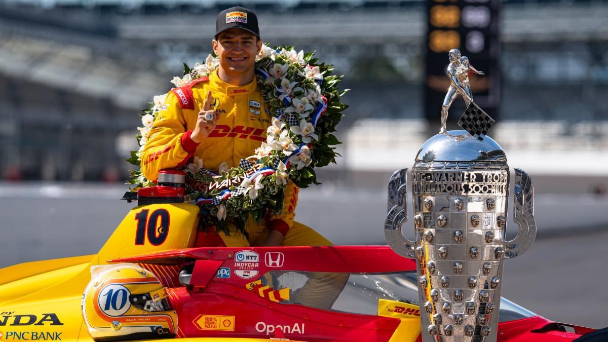 Álex Palou con el trofeo y el anillo que le acreditan como ganador de la Indy500