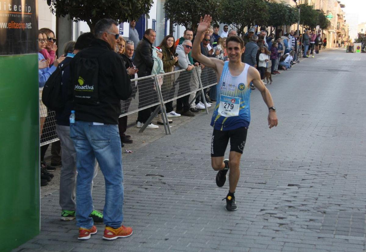 José Luis García Pujadas celebra el triunfo en la meta de Lloseta. | PONÇ BOVER