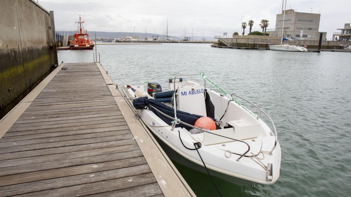 Lancha precintada por la Guardia Civil este domingo en Barbate, Cádiz, después de que un narcotraficante falleciera este sábado durante una persecución entre el Servicio de Vigilancia Aduanera y la narcolancha frente a la costa de Caños de Meca.