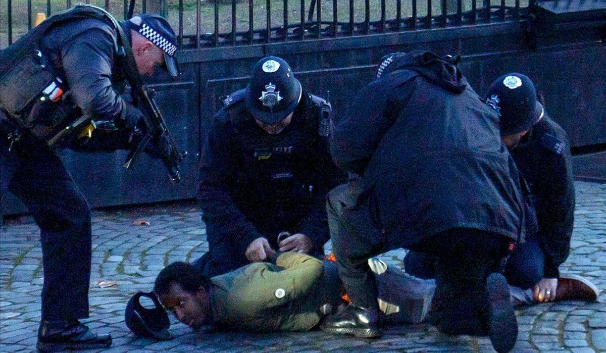 Un hombre es detenido tras un incidente de seguridad en el Parlamento inglés en Londres.