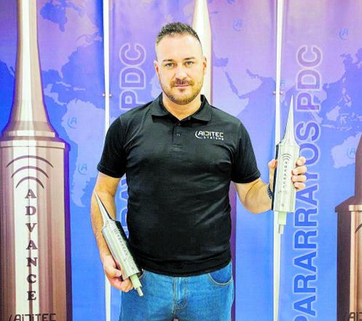 Daniel Blanco posa con dos pararrayos