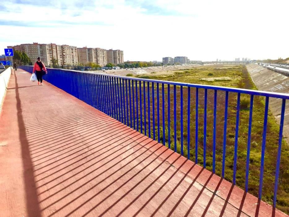 Pasarela peatonal que una Xirivella con València.