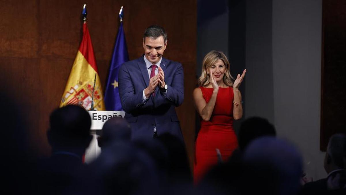 Pedro Sánchez y Yolanda Díaz, durante una rueda de prensa para informar sobre el acuerdo entre PSOE y Sumar para formar Gobierno.