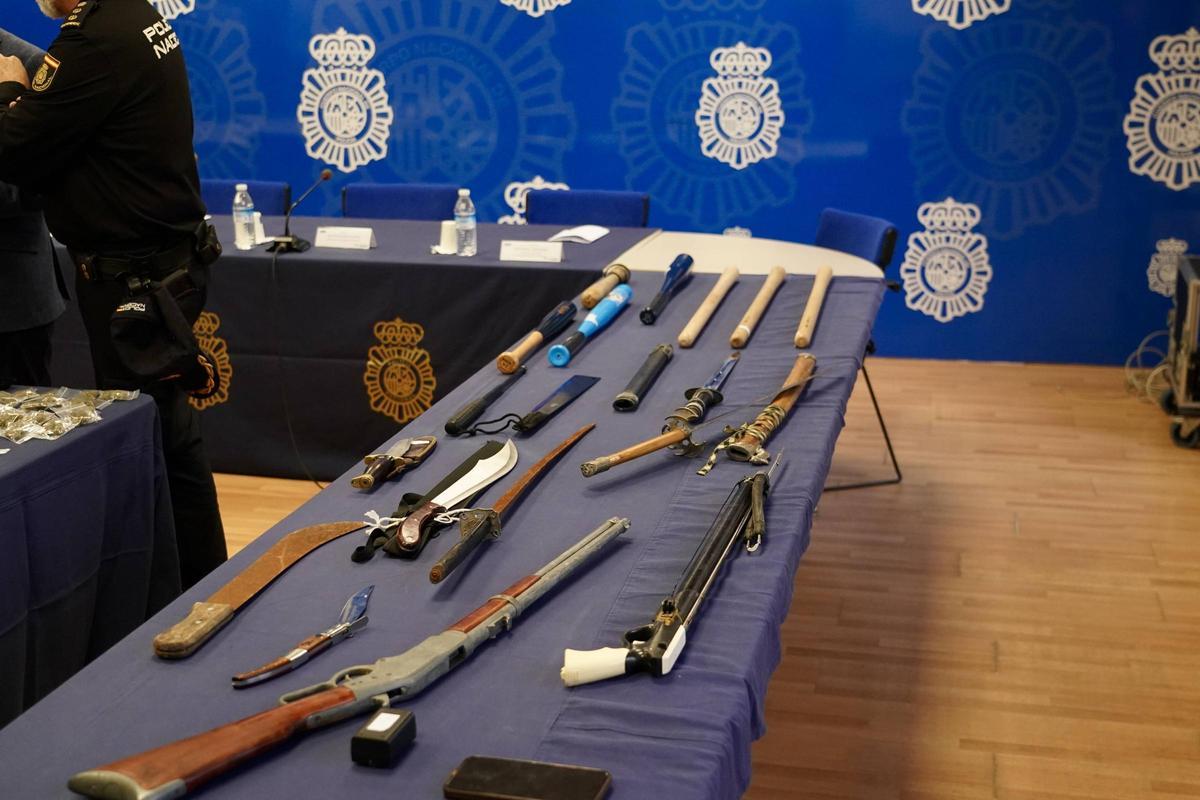 Armas blancas y objetos contundentes intervenidos.