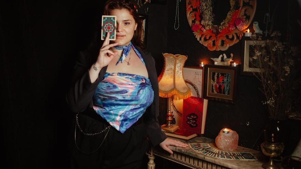 Giuliana Despósito, la tarotista de La Santoría, muestra cartas de su tarot.