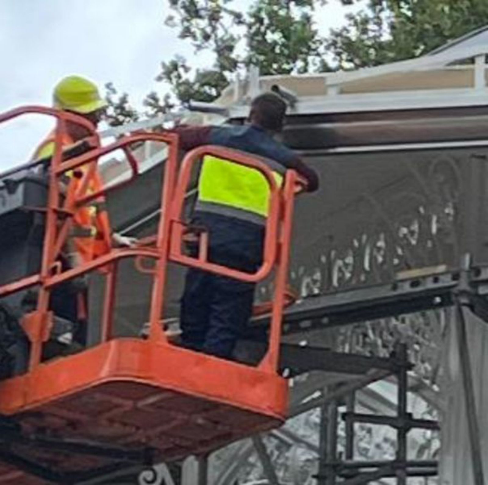 Operarios trabajando en la instalación del elemento singular desaparecido a comienzos del siglo XX. 