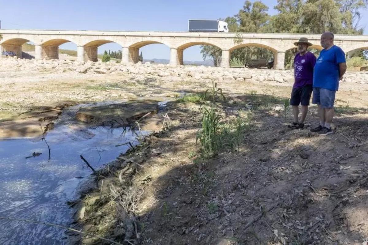 Los ecologistas, Isidre Pegenaute y Paco Sanz, en el cauce seco del Magro en l'Alcúdia en una imagen de archivo.