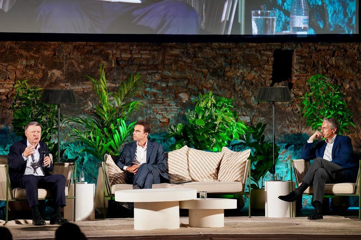 El presidente de Fadeco, Ignacio Peinado, con los exministros Jordi Sevilla e Íñigo de la Serna.