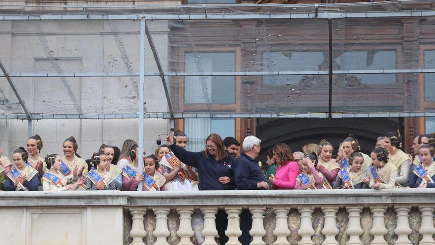 Reyes Martí vuelve a teñir de morado la mascletà del 8M de las fallas de València con una plaza abarrotada