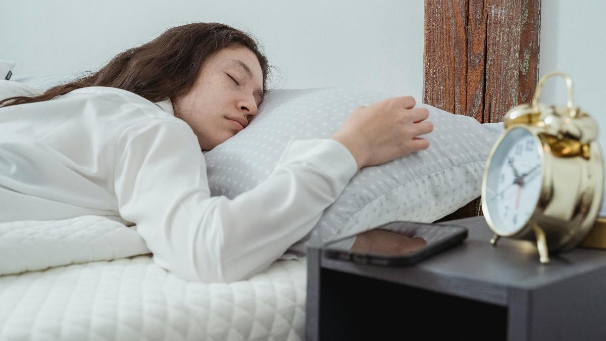 Una joven durmiendo en su cama