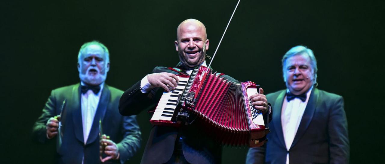 Les Luthiers durante una actuación, con Tomás Mayer Wolf en el centro.   | // LOC