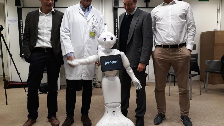 Robot a Althaia. D &#039;esquerra a dreta Alfons Hervàs , director de Qualitat d&#039;Althaia; Bartomeu Ayala, cap de formació; Felip Fonollosa, de la UPC i Tomàs Mejías, d&#039;Acció de la Generalitat