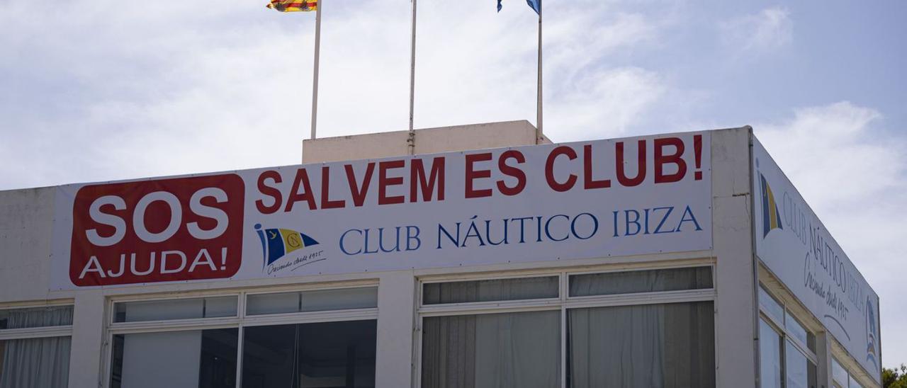 Cartel reivindicatio colgado ayer en la fachada de la sede del Club Náutico Ibiza. | J. A. RIERA