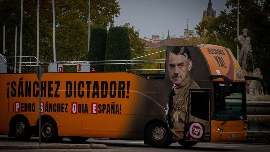 Polémica por el autobús de Hazte Oír que recorre Madrid con una imagen de Sánchez que emula a Hitler