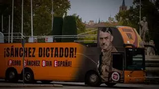 Polémica por el autobús de Hazte Oír que recorre Madrid con una imagen de Sánchez que emula a Hitler