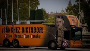 Hazte Oír vuelve a sacar un autobús llamando a Sánchez dictador y caracterizado como Hitler