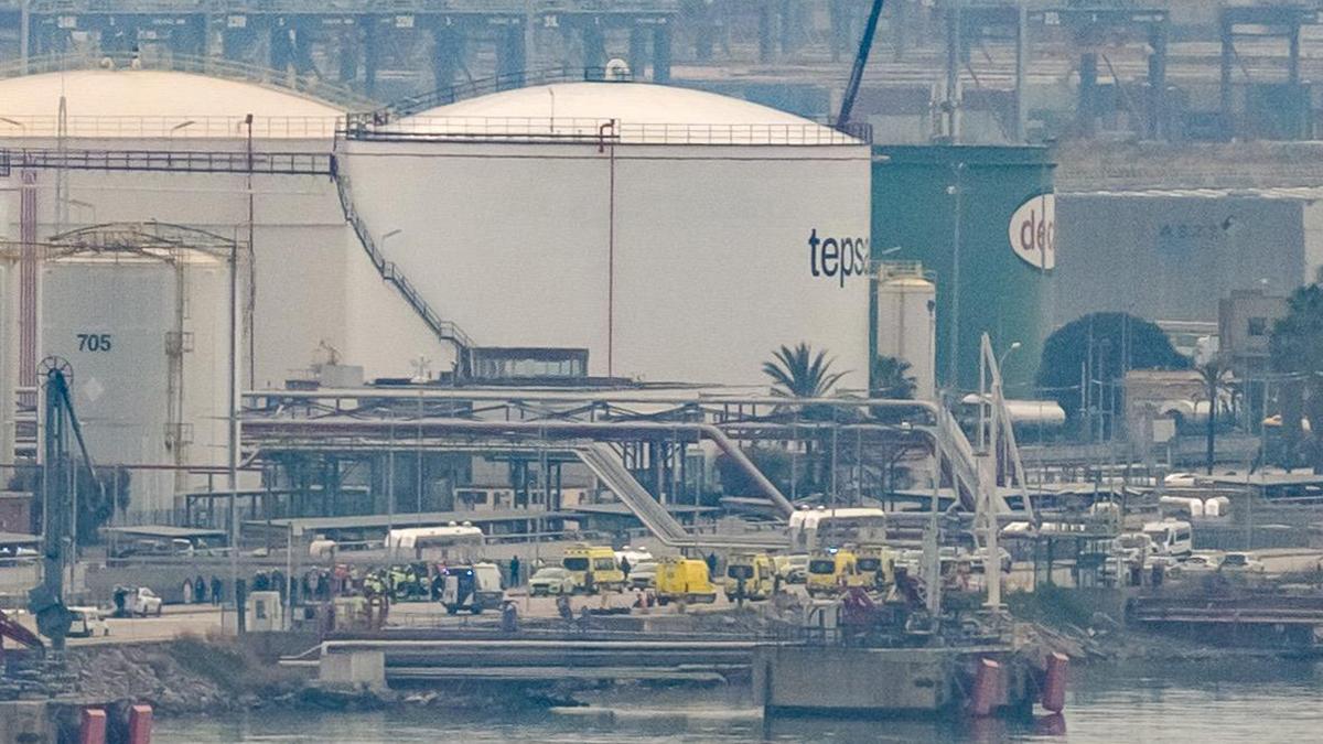 La zona del Muelle de la Energía del Puerto de Barcelona donde se ha producido la explosión que se ha saldado con un muerto