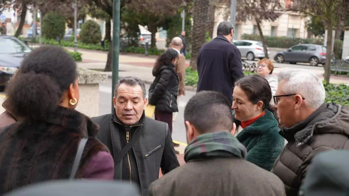 El hijo del matrimonio recibe muestras de condolencia durante el minuto de silencio, ayer.