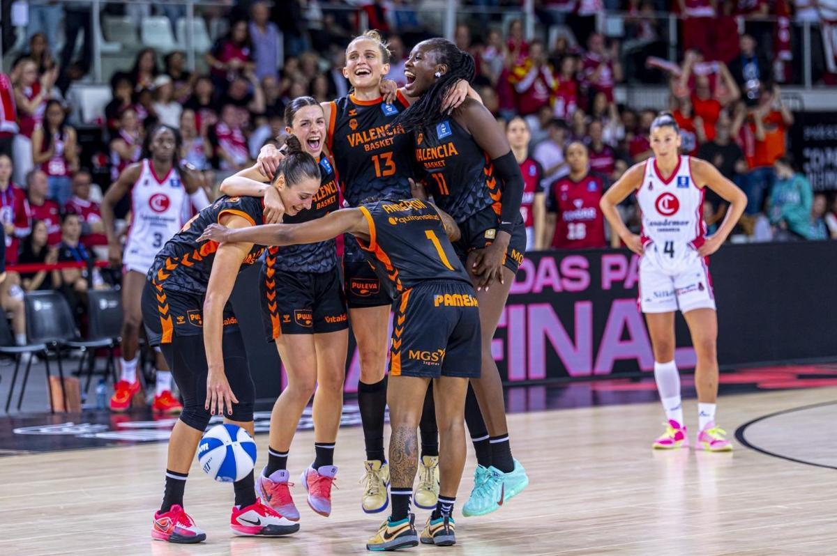Las jugadoras del Valencia Basket celebran su clasificación para la final de la Copa de la Reina.