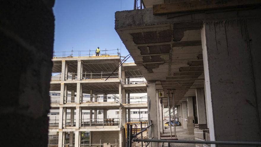 Arona aprueba sus presupuestos de 138 millones en un pleno marcado por la crispación y la expulsión de dos ediles