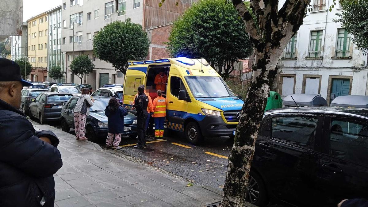 Momento en el que los jóvenes son trasladados en una ambulancia