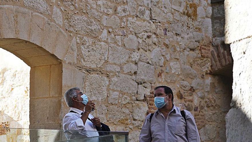 Dos turistas, en el castillo de Zamora a finales de septiembre. | Fernández