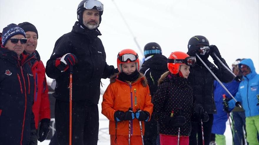 El rey Felipe disfruta de una jornada de esquí en Formigal