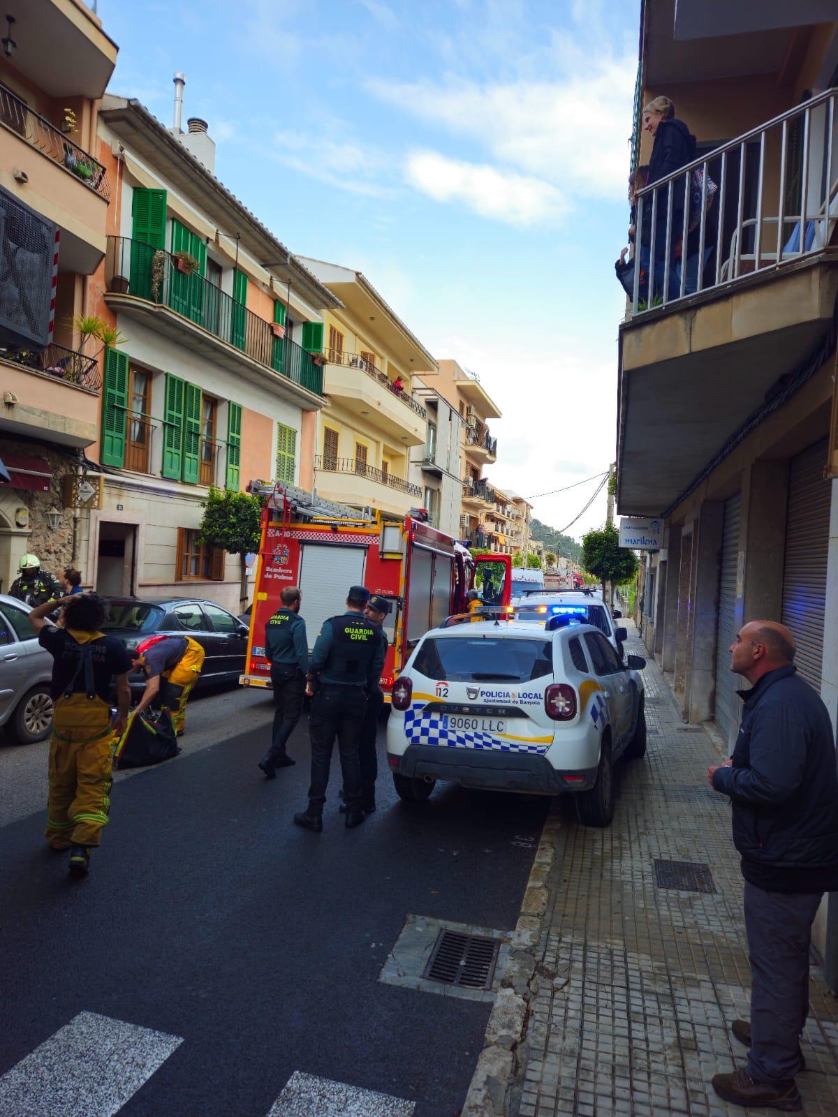 Bomberos, Policía Local y Guardia Civil, frente al domicilio incendiado.