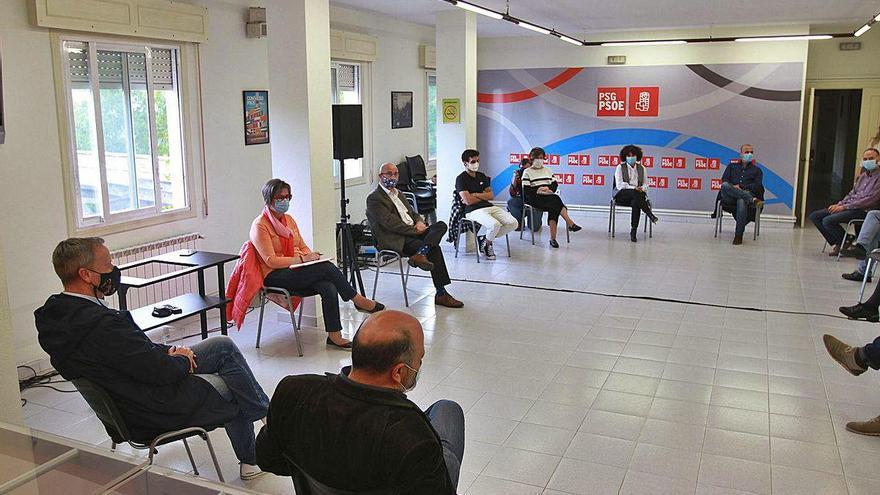 Los cargos de la cúpula del PSdeG provincial y municipal, en su sede de A Ponte.