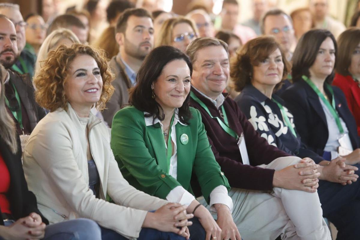 María Jesús Montero, junto a Rafi Crespín y Luis Planas, este domingo en el congreso del PSOE de Córdoba celebrado en Puente Genil.