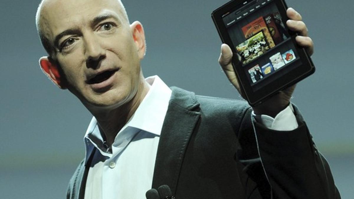 El fundador de Amazon, Jeff Bezos, con el nuevo Kindle Fire.