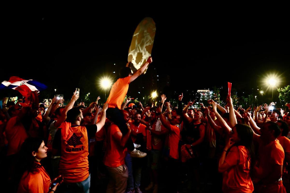 La afición taronja celebra el pase del Valencia Basket a la Final Four