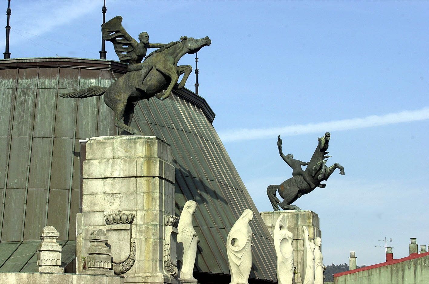 Caballos en sobre el teatro García Barbón, obra del Oliveira