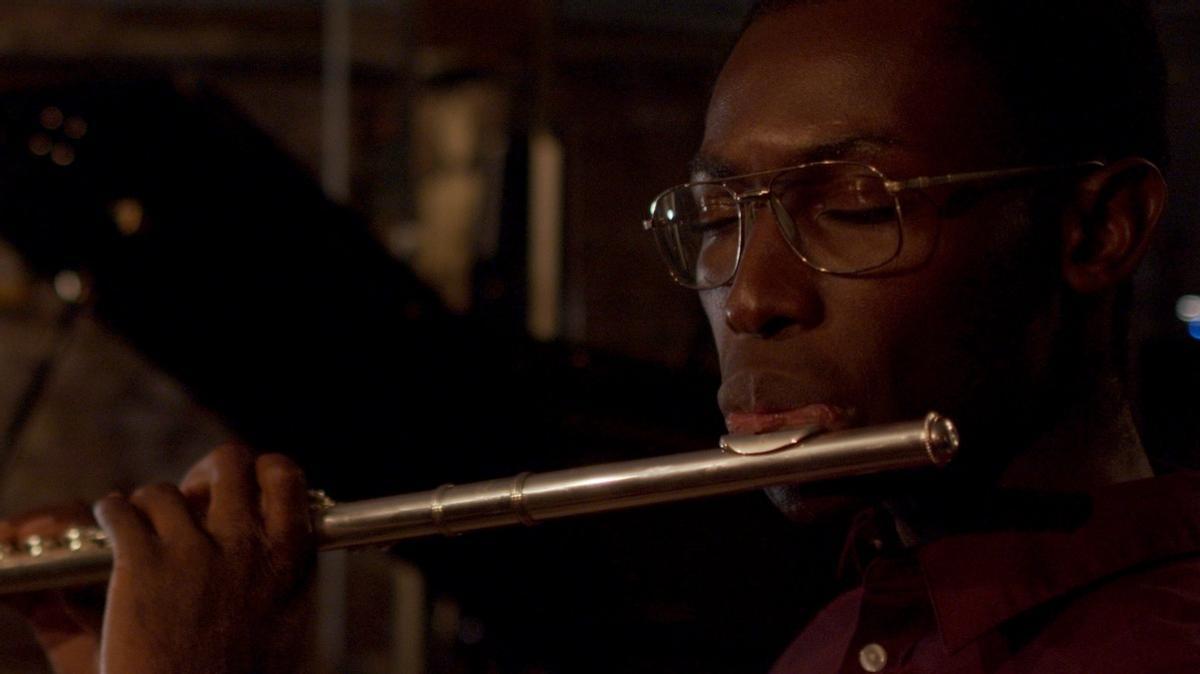Uno de los jóvenes del filme toca la flauta en un club de jazz neoyorquino.