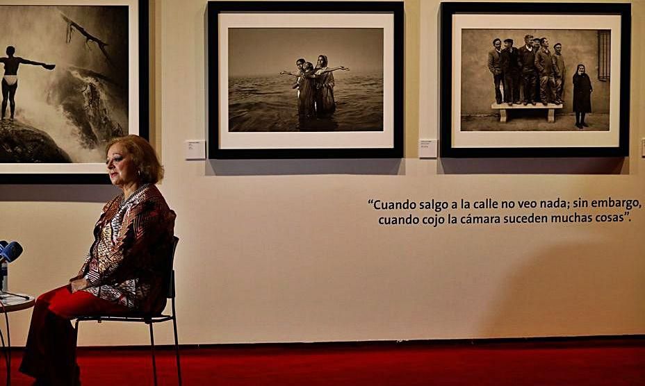 Cristina García Rodero ante sus fotografías.  | MARA VILLAMUZA