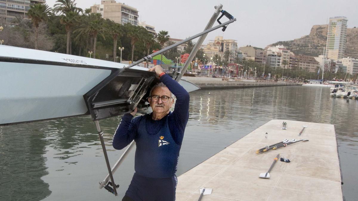 César Pórcel con su embarcación en Alicante.